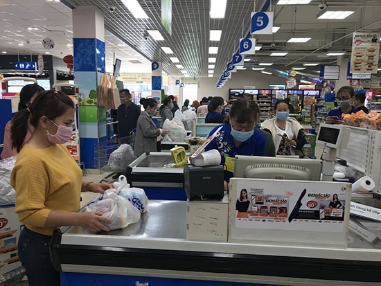 Khách mua sắm tại siêu thị Co.opmart Buôn Ma Thuột