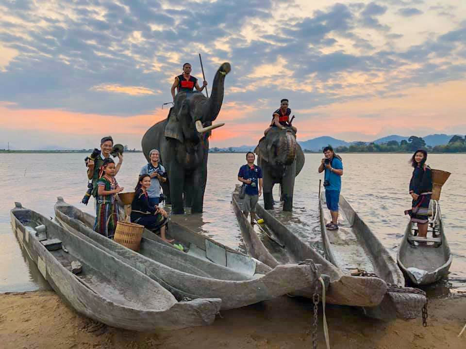  Đợt sáng tác tại hồ Lắk của CLB Nhiếp ảnh Ban Mê.  Ảnh: Chính Hữu