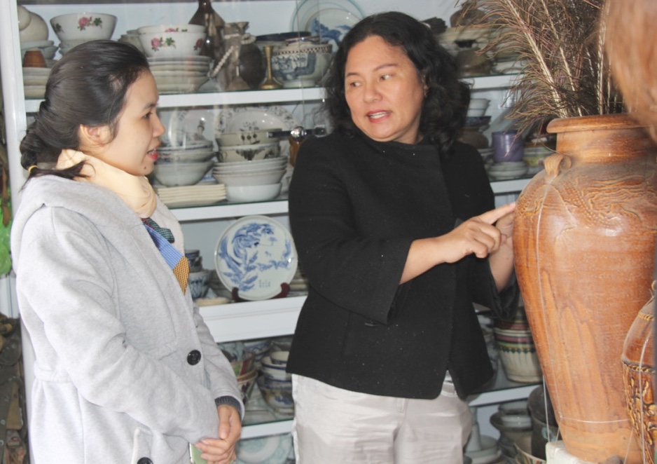 Chị Nguyễn Thị Vân giới thiệu cho bạn bè về lịch sử, giá trị  của hiện vật. 