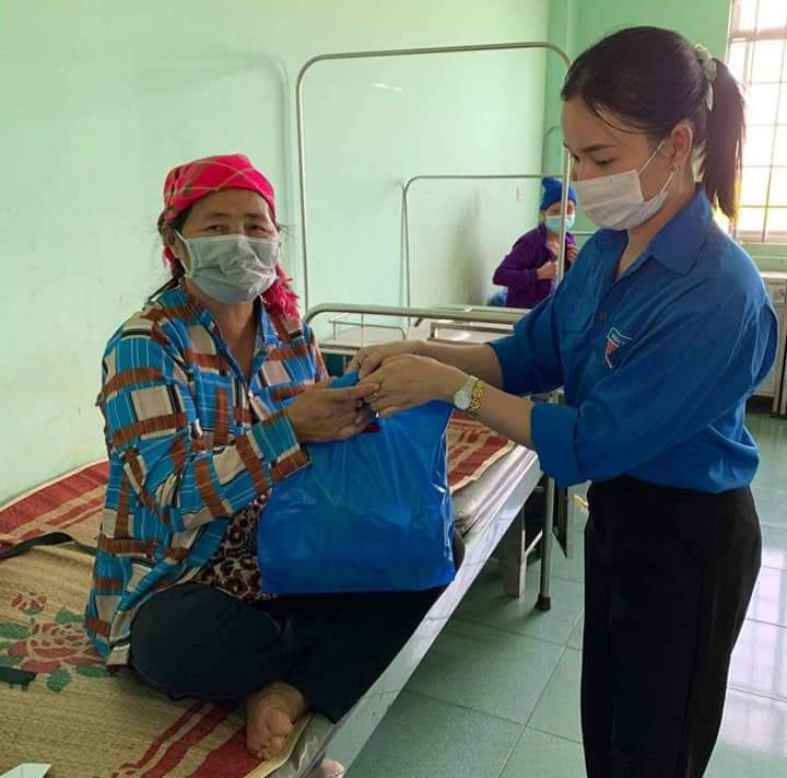 Đoàn viên, thanh niên tặng quà cho bệnh nhân nghèo đang điều trị tại Trung tâm Y tế huyện. 