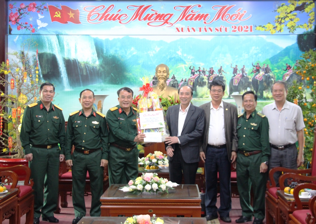 Chủ tịch UBND tỉnh Phạm Ngọc Nghị thăm chúc Tết Bộ Chỉ huy Quân sự tỉnh