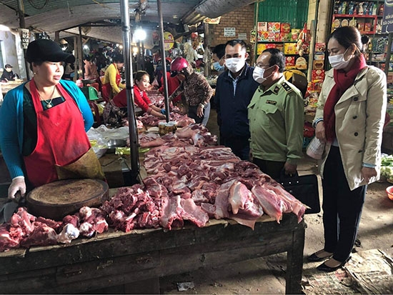 Đoàn công tác do Sở Công thương chủ trì khảo sát thị trường hàng Tết Tân Sửu tại chợ Phước An (huyện Krông Pắc)