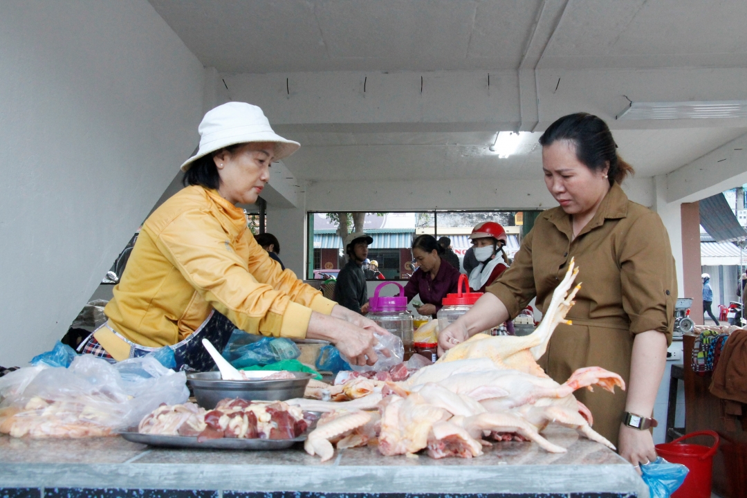 Khu bày bán thịt gia cầm tại chợ Thanh Bình 