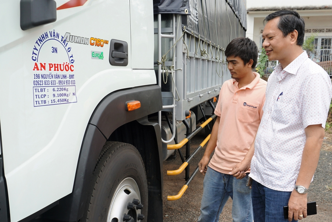 Giám đốc Công ty TNHH Vận tải Ô tô An Phước Phạm Đông Thanh kiểm tra các phương tiện vận tải. 