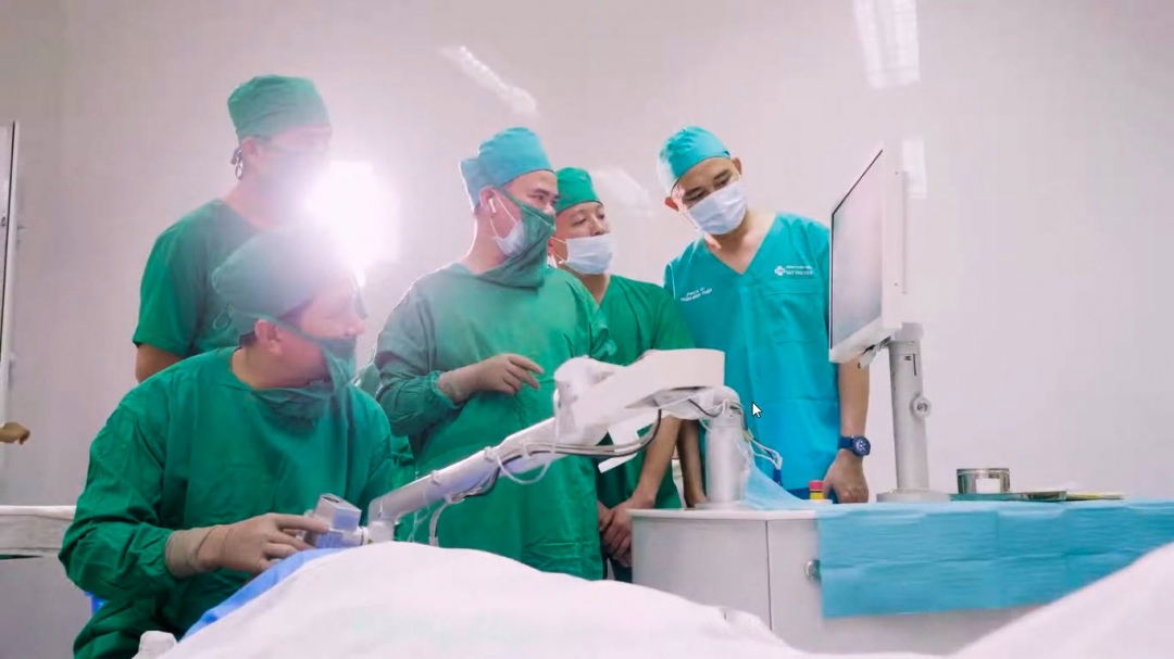 Một ca phẫu thuật Femtolasik được thực hiện tại Bệnh viện Mắt Tây Nguyên. 