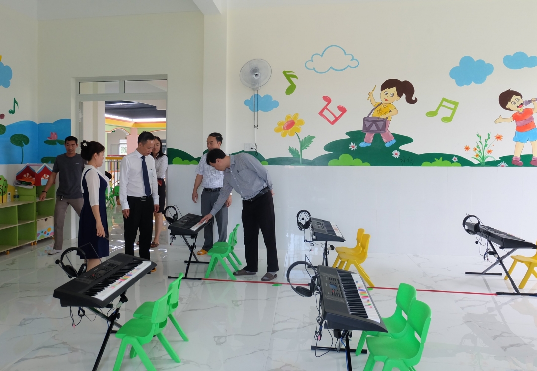 Đoàn công tác của lãnh đạo huyện Krông Pắc thăm Trường Mầm non Đức Tài. 