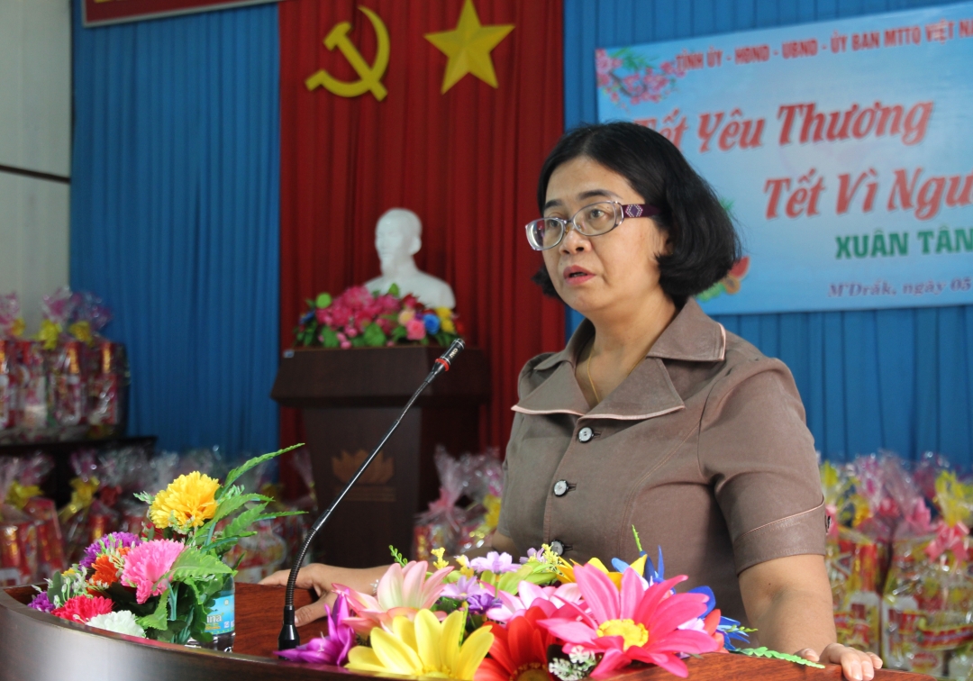 Đồng chí H’Kim Hoa Byă phát biểu tại chương trình.
