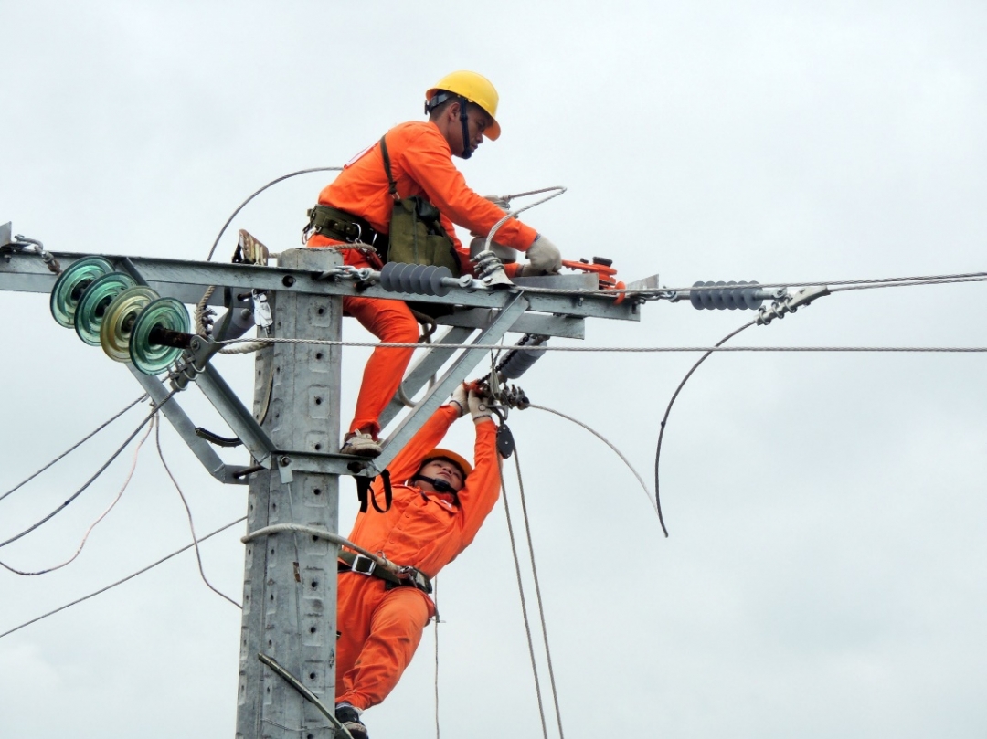Công nhân Công ty Điện lực Đắk Lawsk xử lý các khiếm khuyết trên lưới điện trước Tết Nguyên đán