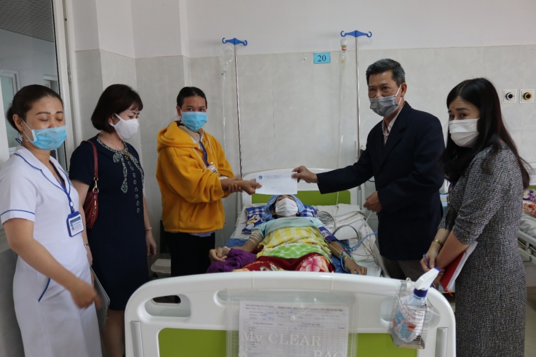 Đại diện cơ quan BHXH tỉnh thăm và trao quà tận tay người bệnh BHYT đang điều trị tại Bệnh viện Đa khoa vùng Tây  Nguyên. 