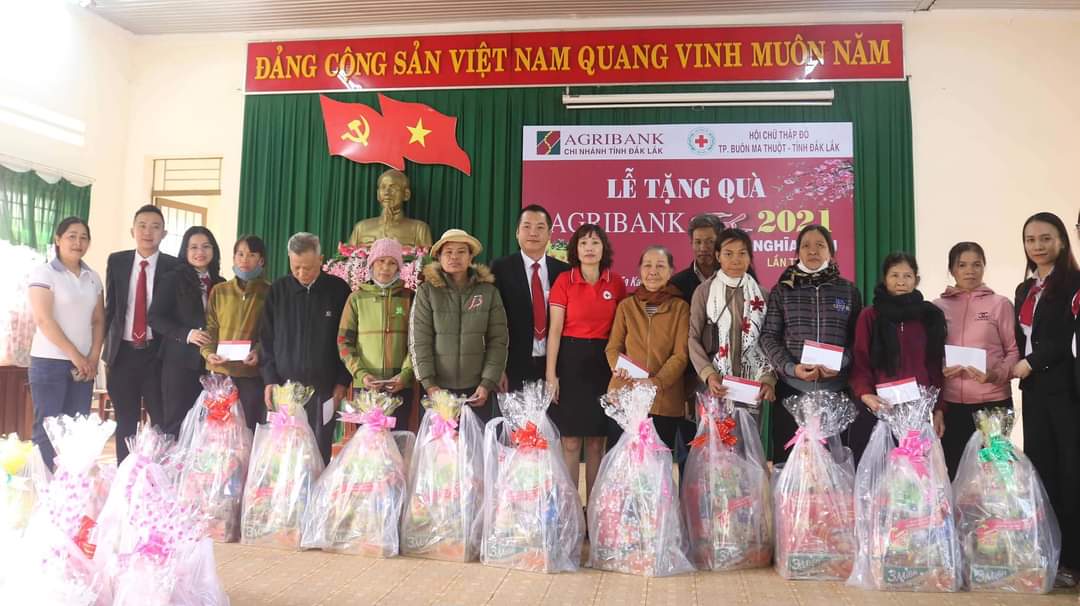 Agribank Đắk Lắk phối hợp với Hội Chữ thập đỏ tỉnh tặng quà “Tết nghĩa tình” tại xã Ea Kao (TP. Buôn Ma Thuột)