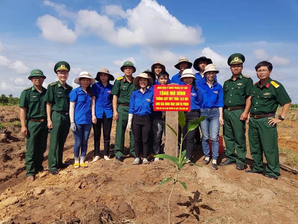 Trí thức trẻ tình nguyện Đoàn KTQP 737 tặng người dân mô hình vườn cây thoát nghèo.  