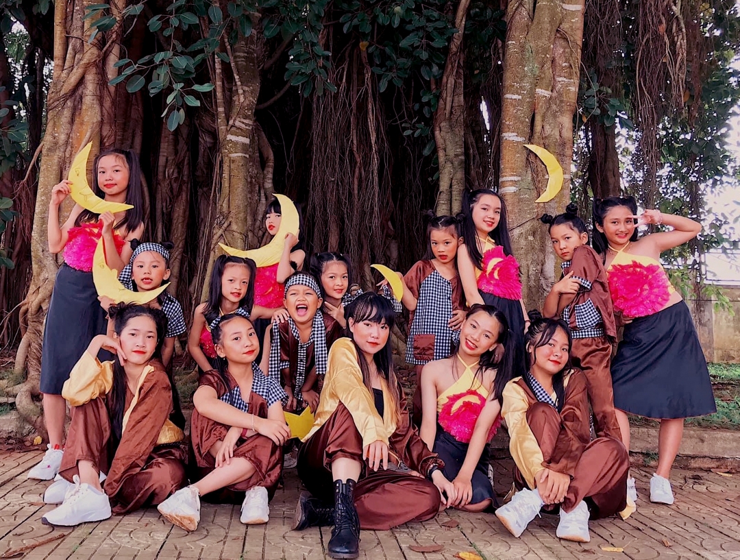 Cô giáo Trịnh Lâm Anh (ngồi giữa, hàng đầu) cùng các em trong CLB Mục Đồng