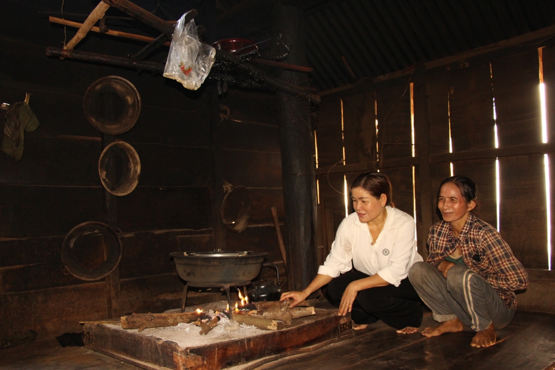 Bà H’Jơn Niê (bên phải) vẫn sử dụng bếp nữ để nấu cơm cho cả gia đình. 
