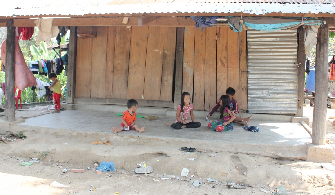 Những đứa trẻ ở thôn Noh Prông (xã Hòa Phong, huyện Krông Bông) tự chăm sóc nhau khi bố mẹ vắng nhà.