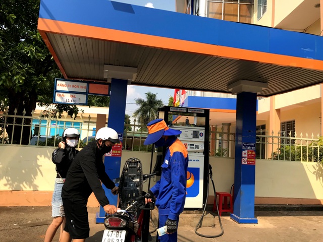 Khách mua xăng tại cửa hàng của Công ty xăng dầu Nam Tây Nguyên