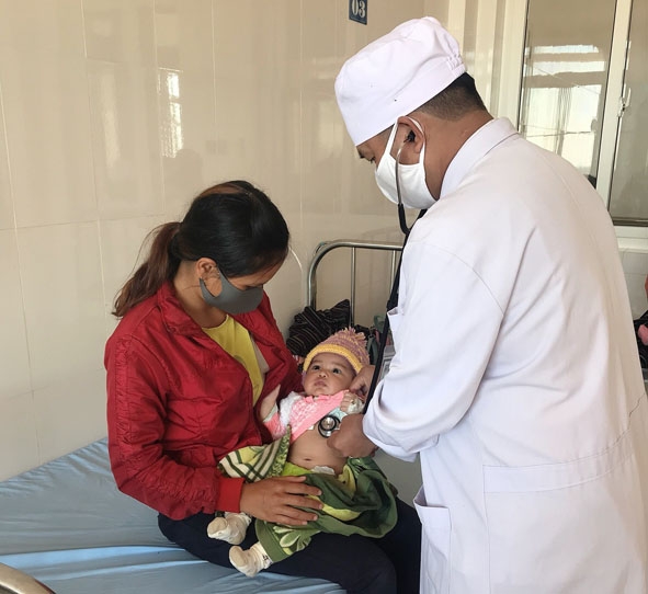 Bác sĩ Trung tâm Y tế huyện Krông Búk thăm khám cho trẻ mắc bệnh về hô hấp. 