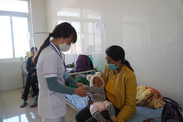 Điều dưỡng Trung tâm Y tế huyện Krông Búk tư vấn cho người nhà bệnh nhân cách chăm sóc trẻ bị bệnh về hô hấp. 