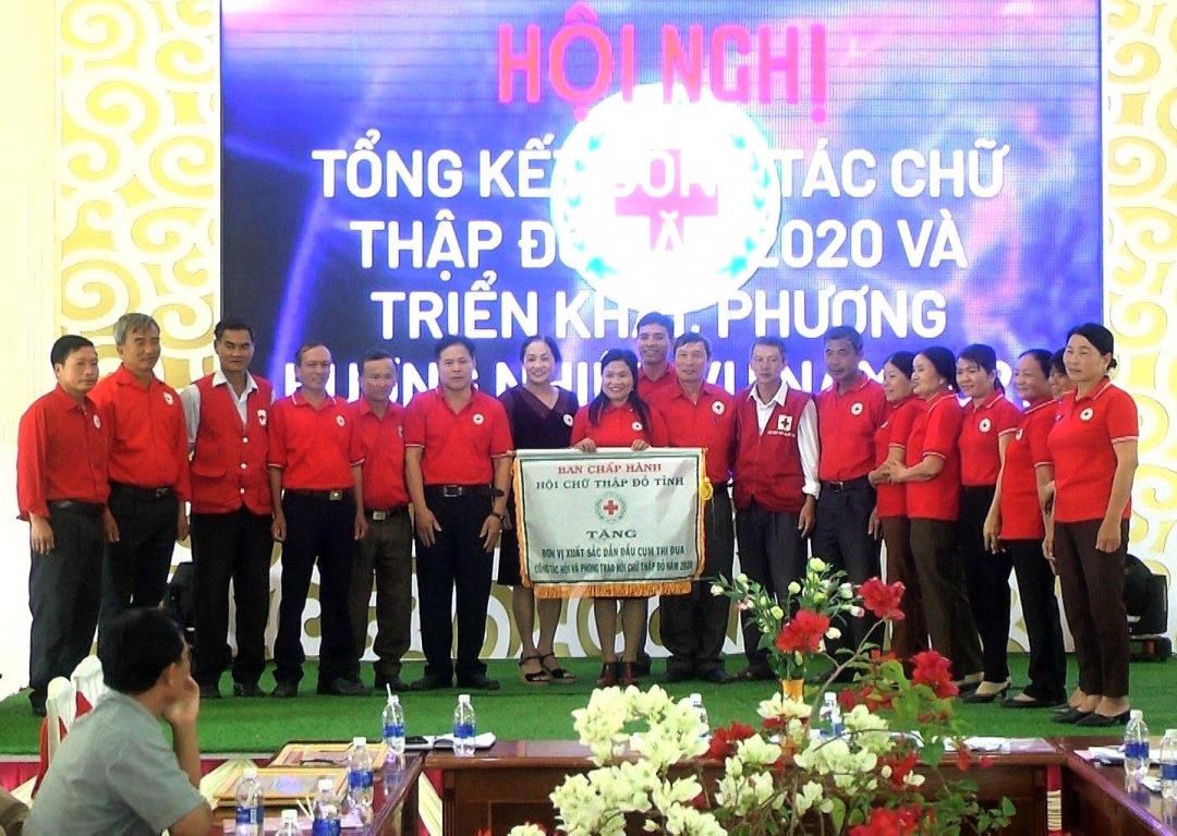 Hội Chữ thập đỏ huyện Ea Kar được tặng Cờ đơn vị dẫn đầu cụm thi đua