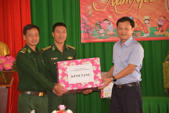 Lãnh đạo TP. Buôn Ma Thuột thăm, tặng quà đơn vị kết nghĩa Đồn Biên phòng Bo Heng.