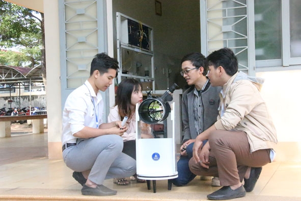 Nhóm sinh viên Trường Đại học Tây Nguyên với sản phẩm kính thiên văn tự chế tạo.