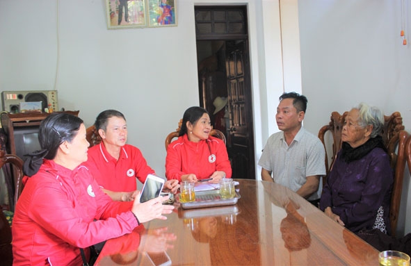 Cán bộ Hội Chữ thập đỏ huyện Ea Kar trao đổi cách thức tuyên truyền, vận động hiến máu nhân đạo.