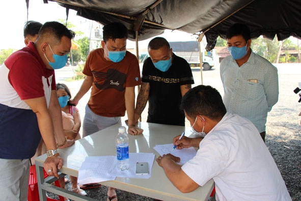 Lực lượng chức năng lập chốt kiểm soát công tác phòng, chống dịch bệnh tại huyện Ea H'leo năm 2020. 