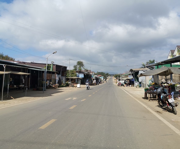 Đoạn qua chợ Ea Riêng được mở rộng lên 7,5 m thuận tiện cho giao thương của nhân dân địa phương. 