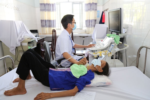 Bệnh nhân điều trị lao tại Bệnh viện Lao và bệnh phổi tỉnh. Ảnh: Đình Thi