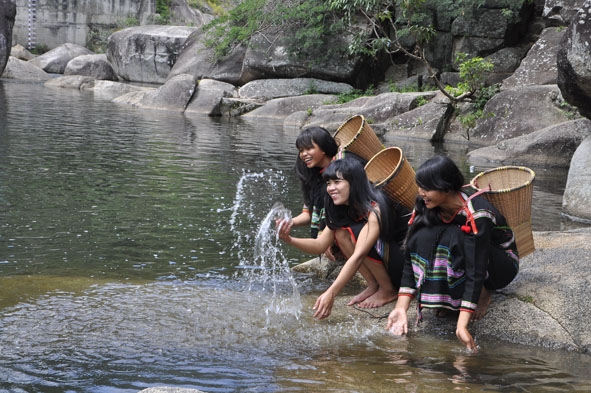 Suối Đắk Tuôr một trong những danh thắng nổi tiếng trên địa bàn xã Cư Pui, huyện Krông Bông.