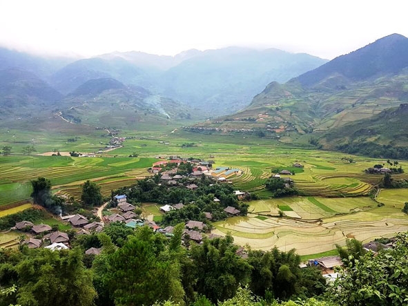 Bản làng hữu tình dưới những thung lũng, bên sườn núi ở Tam Đường.   