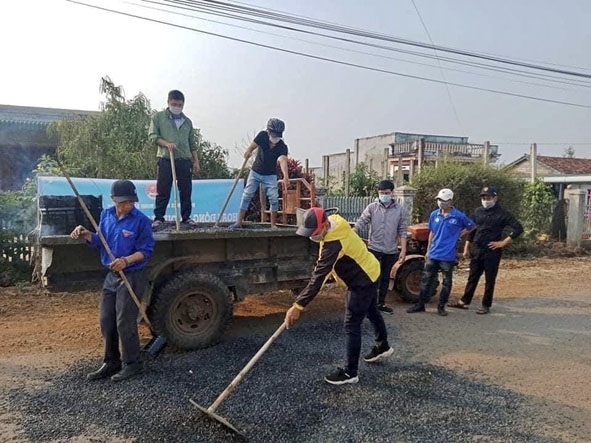 Tuổi trẻ xã Dray Sáp (huyện Krông Ana) sửa chữa đường giao thông.  