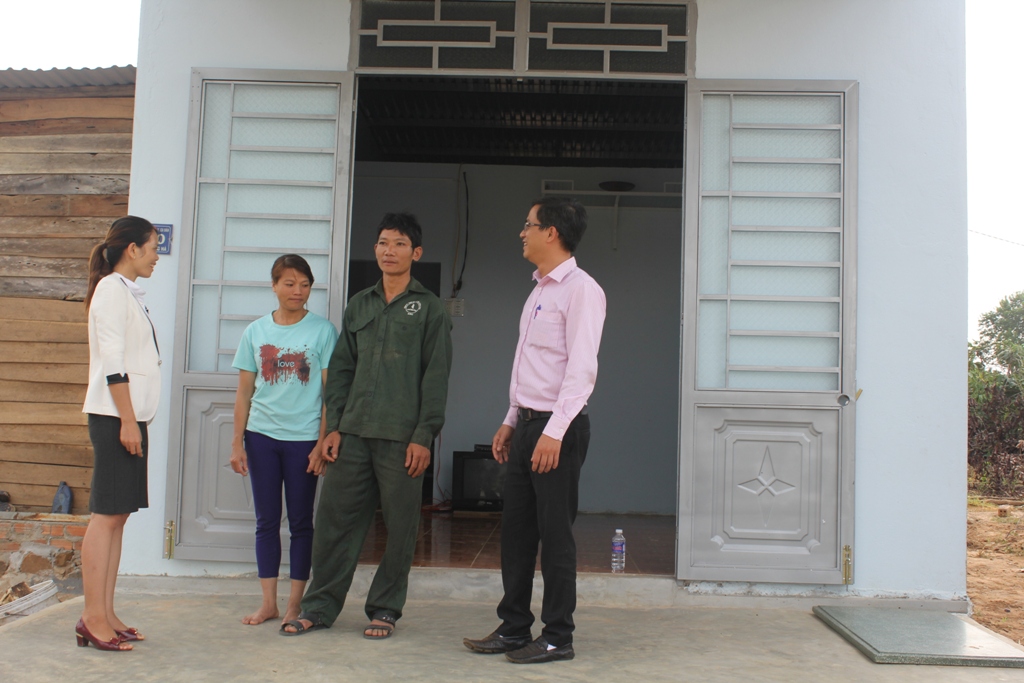 Một hộ dân ở xã Ea Dah, huyện Krông Năng xây nhà ở bằng vốn vay Ngân hàng Chính sách xã hội