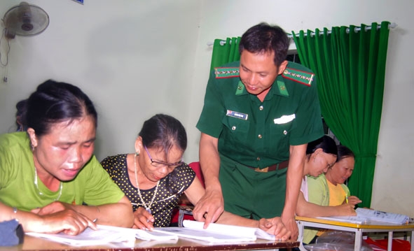Lớp học xóa mù chữ tại xã Ia R'vê (huyện Ea Súp) do những thầy giáo quân hàm xanh trực tiếp dạy. 