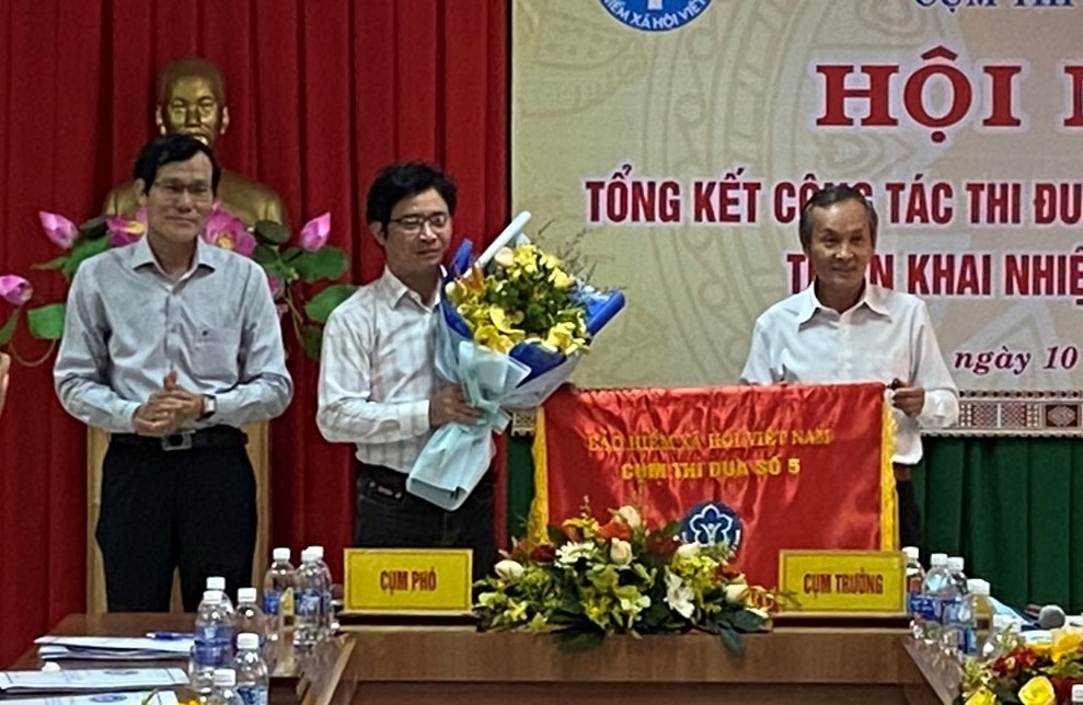 Đại diện BHXH tỉnh Gia Lai trao cờ luân phiên cho BHXH tỉnh Khánh Hòa và Đắk Lắk - 2 đơn vị cụm trưởng và cụm phó năm 2021