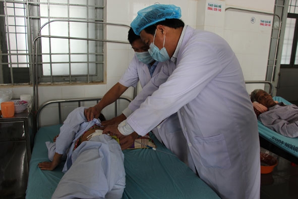 Bác sĩ huyện Krông Pắc khám và điều trị bệnh cho bệnh nhân.  