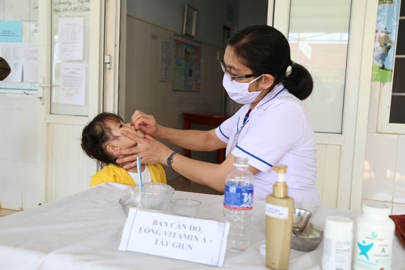 Trẻ được uống thuốc tẩy giun miễn phí tại Trạm Y tế phường Tân An (TP. Buôn Ma Thuột). 