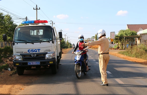 Lực lượng cảnh sát giao thông, Công an huyện Krông Năng tuần tra, kiểm soát giao thông trên địa bàn.