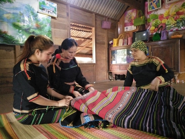 Các nghệ nhân ở buôn Tring truyền dạy nghề dệt thổ cẩm cho lớp trẻ.  