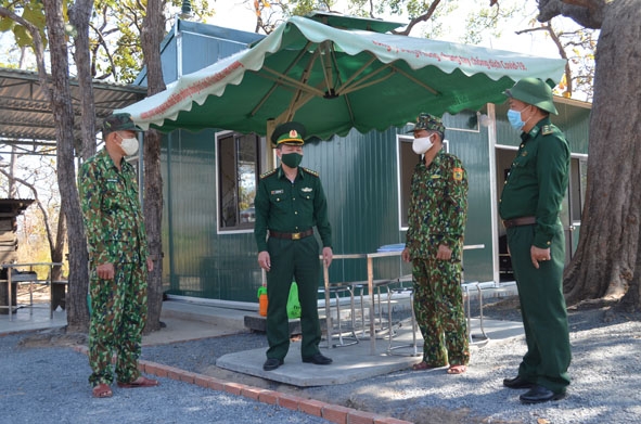Đoàn công tác của Bộ Chỉ huy BĐBP tỉnh kiểm tra và động viên cán bộ, chiến sĩ  sau khi lắp đặt nhà - chốt bán kiên cố Đồn Biên phòng Ia R'vê. 