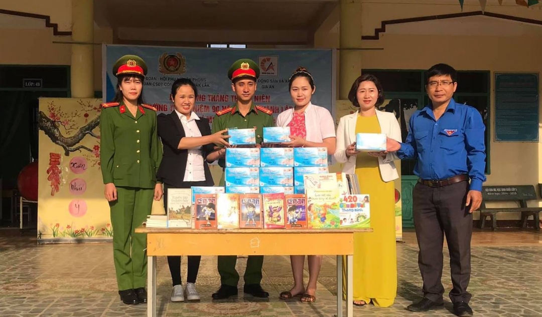 Đoàn viên thanh niên các đơn vị tặng sách, khẩu trang y tế cho Trường Tiểu học Chu Văn An. 