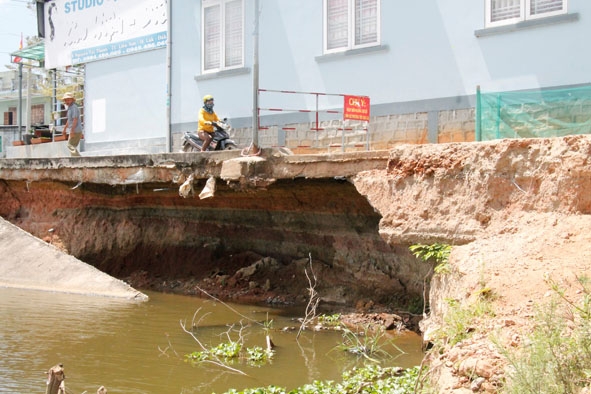 Lòng đường Nguyễn Công Trứ tại tổ dân phố Hòa Thắng (thị trấn Liên Sơn, huyện Lắk) bị lở, khoét sâu vào trong. 