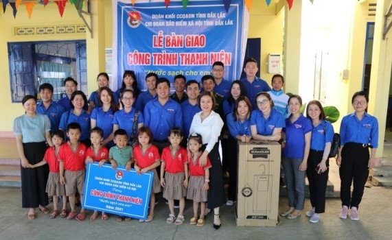 Các đoàn viên thanh niên Chi đoàn BHXH tình trao tặng máy lọc nước cho cô và trò Trường Mầm non Ya Tờ Mốt... 
