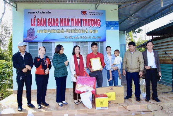 Gia đình anh Y Chuôn Kbuôr (buôn Knier) nhận căn nhà mới do gia đình cố Bí thư Tỉnh ủy  Huỳnh Văn Cần tặng. 