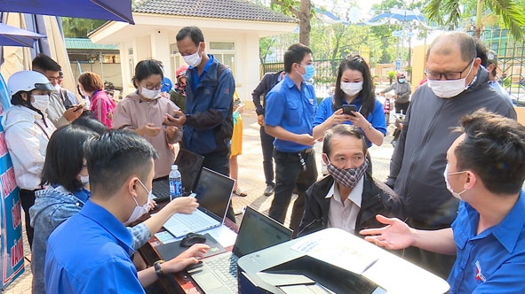 Chi đoàn BHXH tỉnh bố trí bàn đăng ký di động tại Trung tâm Hành chính công tỉnh để tuyên truyền, vận động người dân tham gia sử dụng ứng  dụng VssID.   