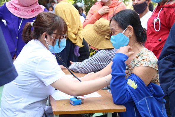 Y bác sĩ khám bệnh cho người dân xã Ia R'vê, huyện Ea Súp.