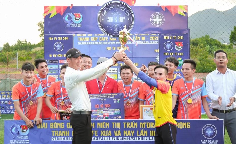 Ban Tổ chức trao giải Nhất cho đội bóng Sâm Vũ FC.