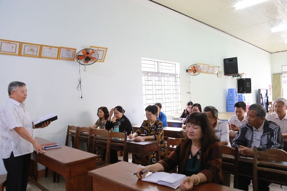 Chi bộ TDP 3A, phường Tân Lợi triển khai thông tin công tác bầu cử cho đảng viên.