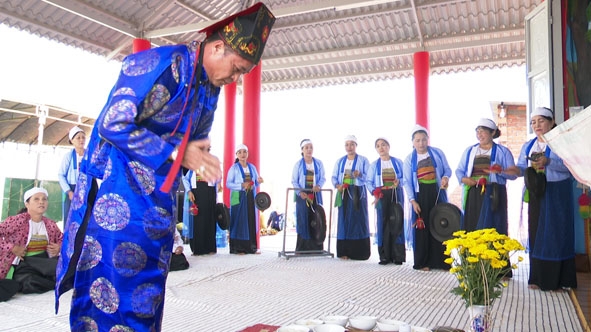 Chủ tế thực hiện nghi lễ cúng tại đình làng trong lễ Khai hạ.   