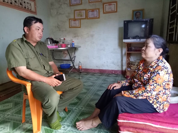 Bà Nguyễn Thị Xuân, thôn Hiệp Đoàn, xã Quảng Hiệp trình bày lại sự việc với Công an xã. 