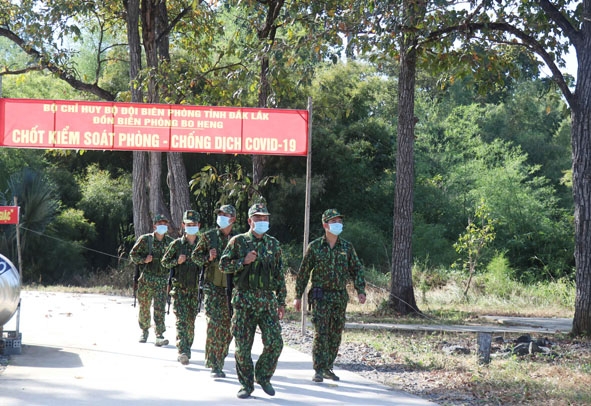 Cán bộ, chiến sĩ Đồn Biên phòng Bo Heng vừa thực hiện nhiệm vụ quản lý, bảo vệ biên giới đồng thời tăng cường phòng, chống dịch Covid-19. Ảnh: Thế Hùng